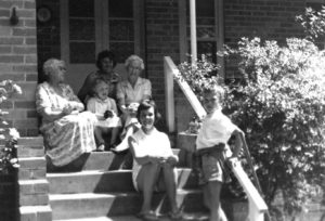 Edith Learmonth (nee Salter) on the left and Agnes Salter (nee Skene) on the right.